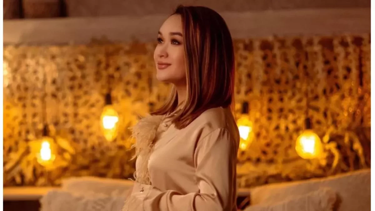 Ақерке Бүркітбай көпшілікті сұлулығымен тамсандырды