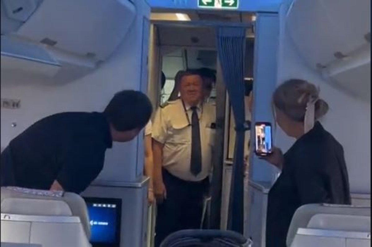 Пассажиры аплодисментами проводили казахстанского пилота на пенсию