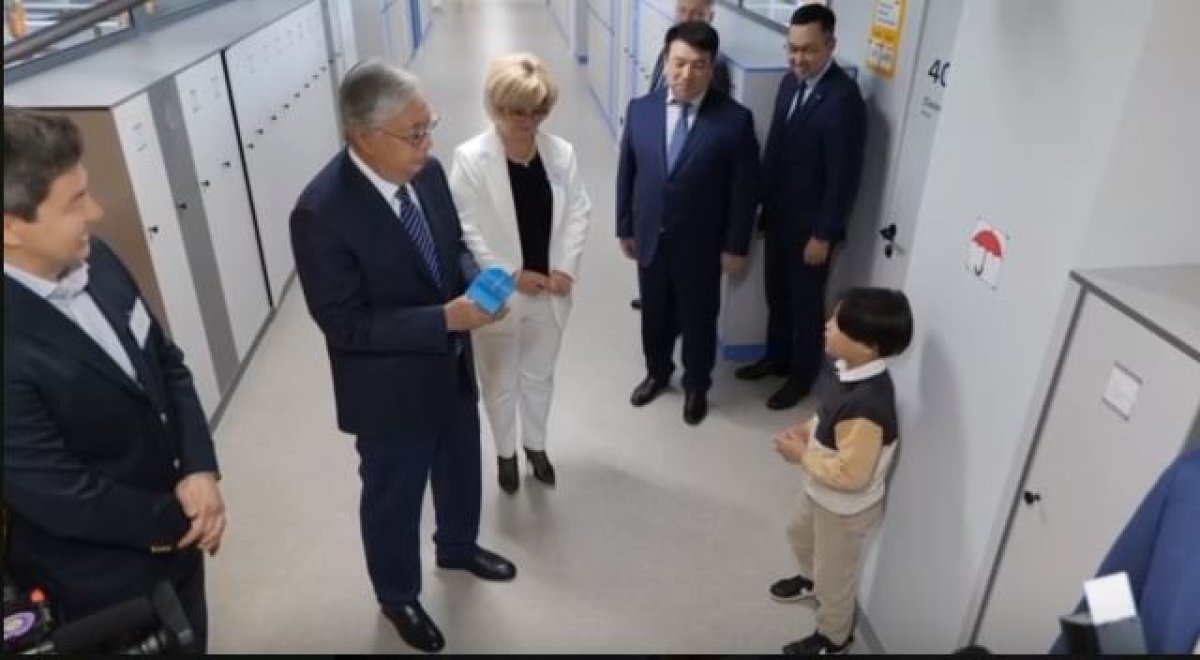 Третьеклассник опоздал на встречу с Токаевым, но подарил ему органайзер