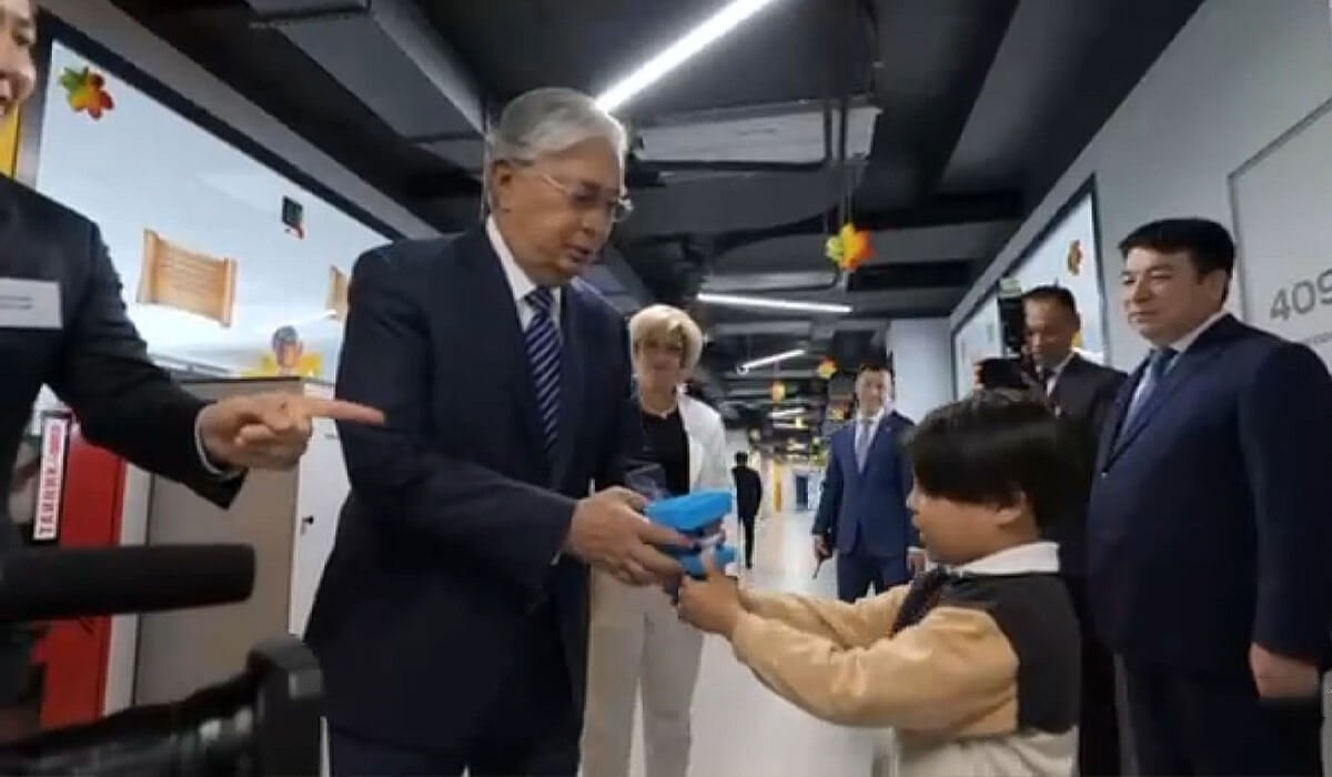 Президентпен кездескен үшінші сынып оқушысы Мемлекет басшысына өзі құрастырған үстел органайзерін сыйға тартты