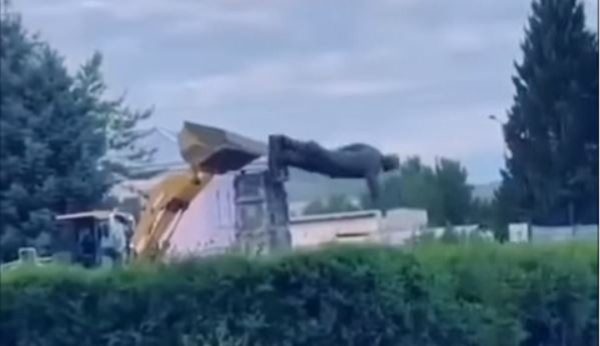 Памятник Ленину рухнул в ВКО во время реставрации