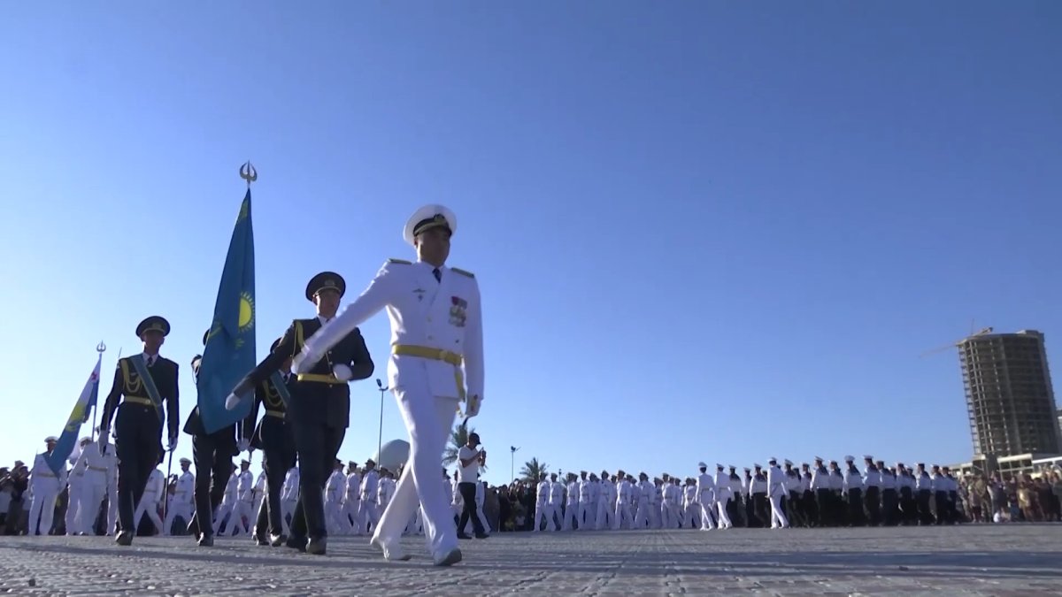 Парад кораблей, посвященный 30-тилетию военно-морских вооруженных сил Казахстана прошел в Актау