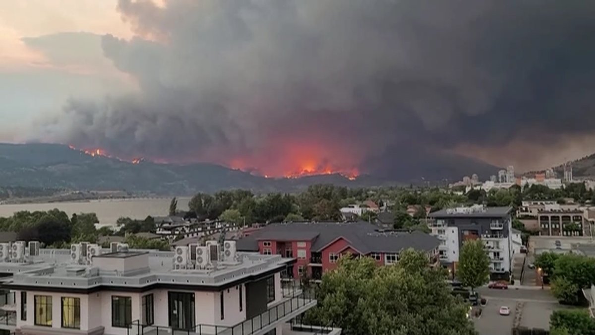 Целый город эвакуировали из-за пожаров в Канаде