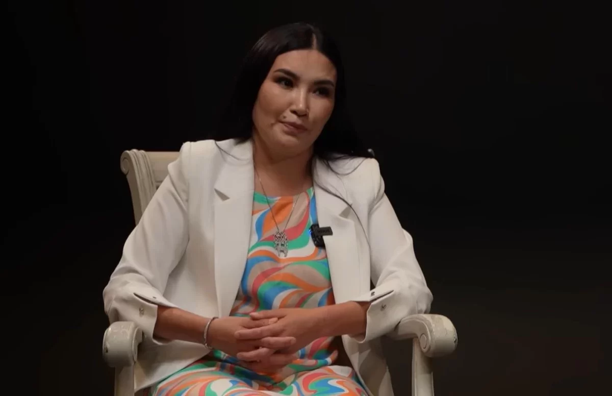 "Қошмамбетте сиыр сауып отырар едім": Құралай ханым отасқан жылдары күйеуі көзіне шөп салған соң қалай өзгергенін айтты