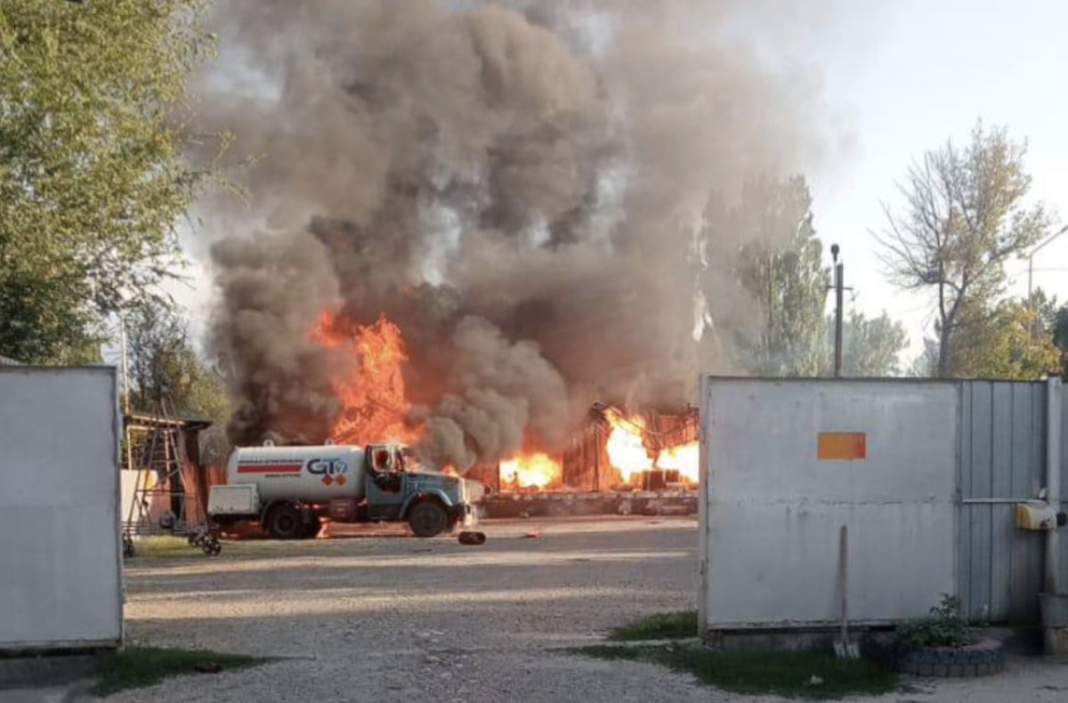 Из-за пожара на газозаправочной станции едва не взлетел на воздух алматинский поселок