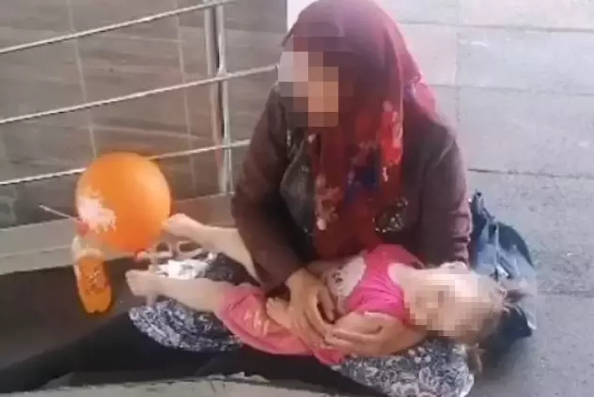 Өскеменде баламен қайыр тілеп отырған әйел жауапқа тартылды