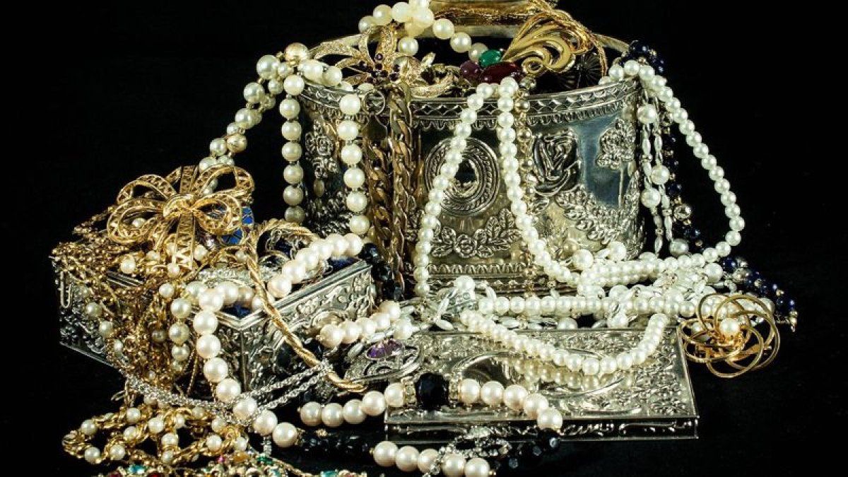 Францияда 15 миллион еуроның әшекейі ұрланды