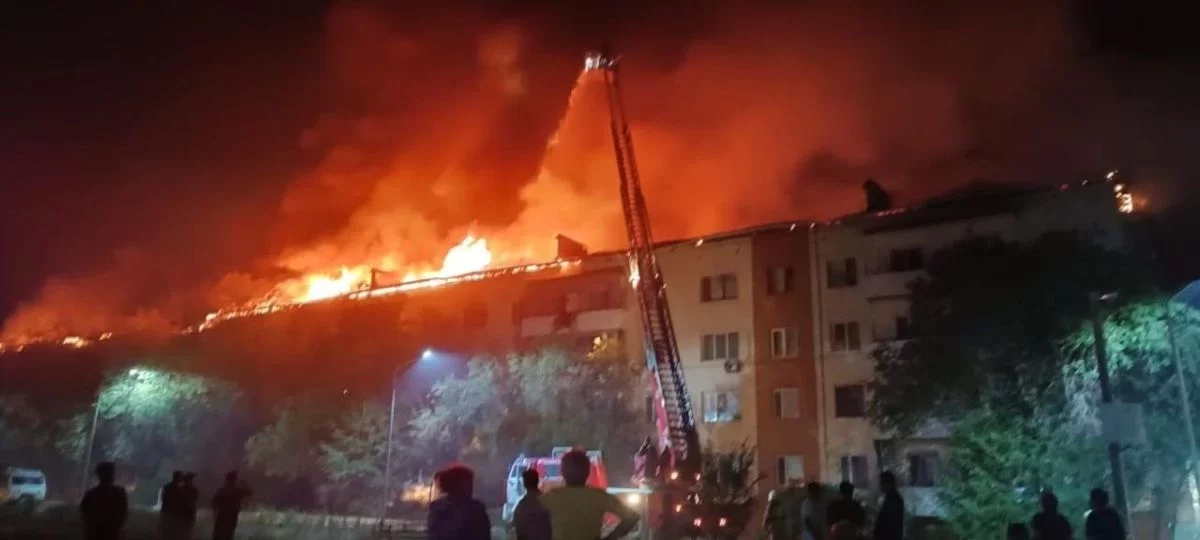Қонаев қаласында көпқабатты үйде алапат өрт болды: Құтқарушылар үйден 20 газ баллонын алып шыққан