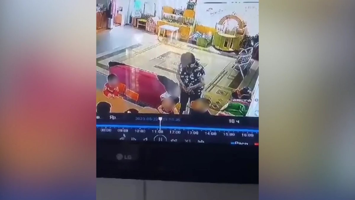 Павлодарда балаларға дөрекілік танытқан тәрбиешінің көмекшісі жұмыстан қуылды