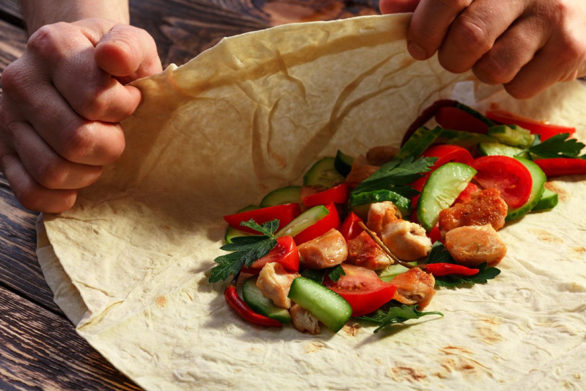 "С одного укуса": 76 человек отравились шаурмой в России