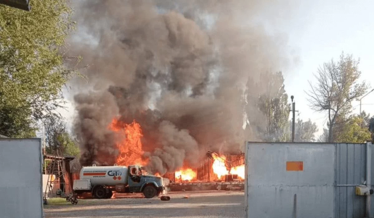 Алматы облысында газ құю станциясы өртеніп, 2 адам зардап шекті