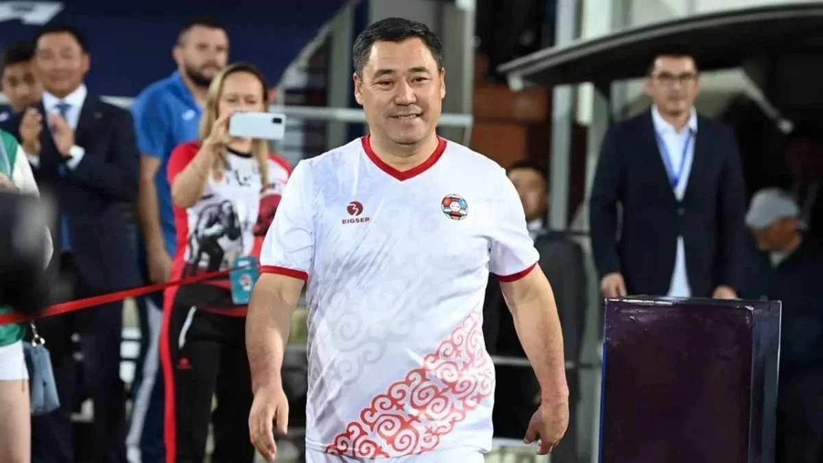 Қырғыз Президенті әлемдік футбол жұлдыздарымен бірге доп тебеді