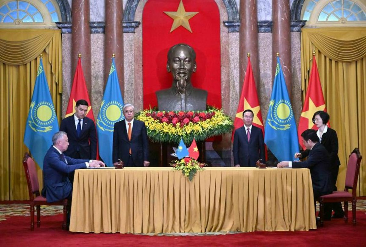 Қасым-Жомарт Тоқаевтың Вьетнамға ресми сапары аясында 12 құжатқа қол қойылды