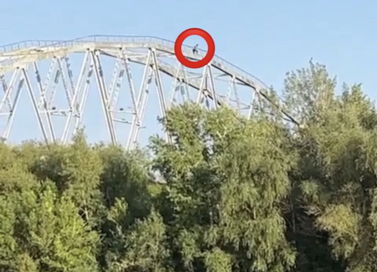 Мужчина после ссоры с девушкой пытался спрыгнуть с моста в Уральске