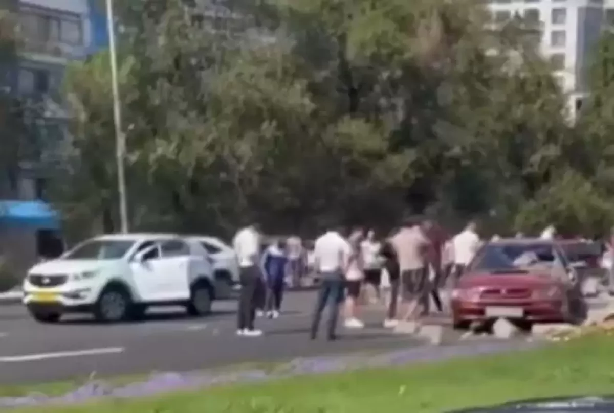 Алматыда әл-Фараби даңғылы бойында жүк көлігі бірнеше көлікті соқты