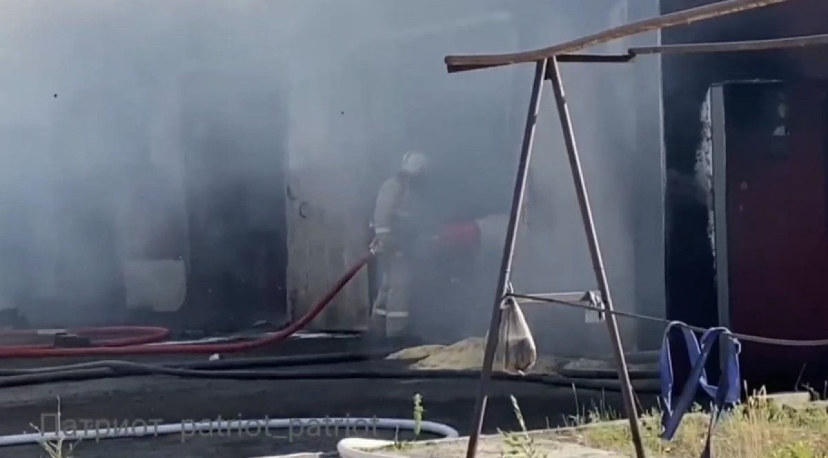 Бокс с автомобилями сгорел в Караганде