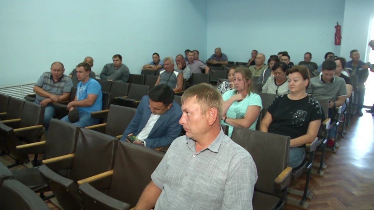 "Это обидно": на зарплату в 70 тыс. тенге пожаловались аманатовцам сотрудники "Канала им. К. Сатпаева"