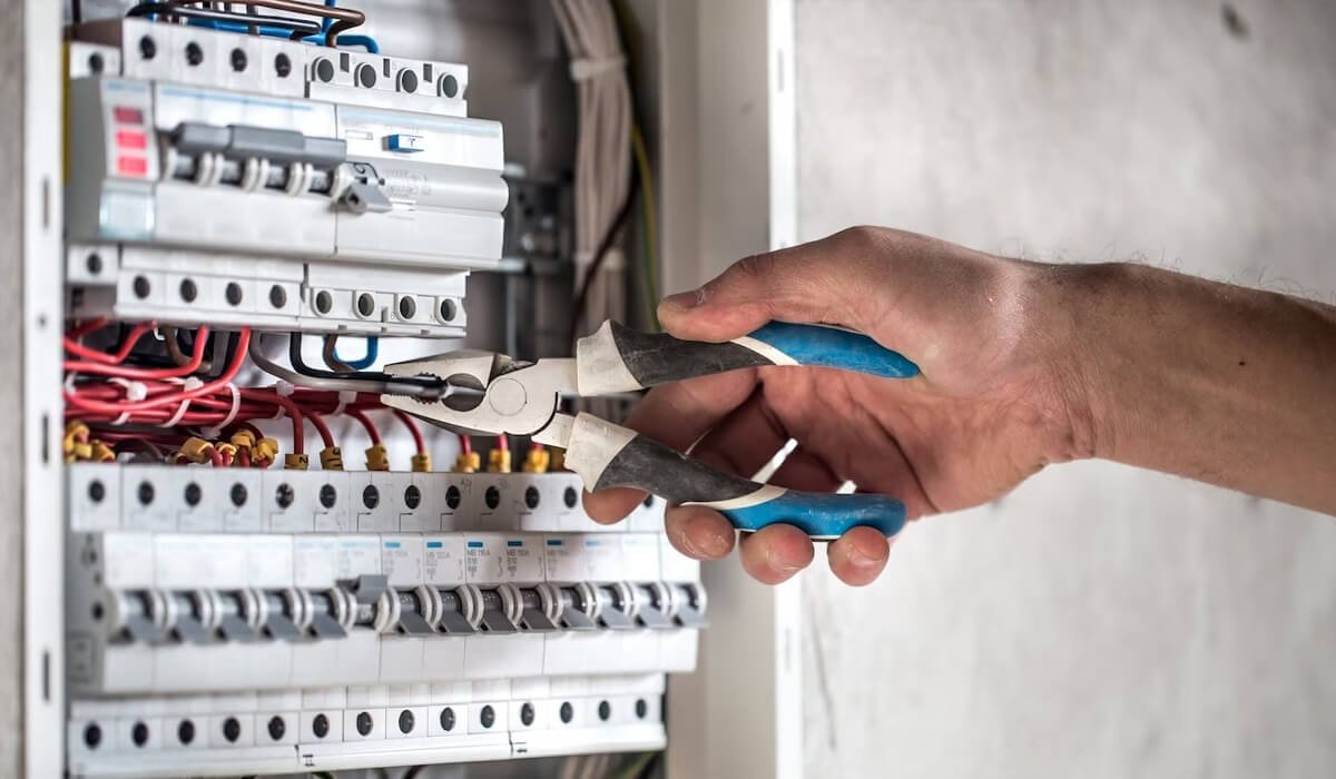 Ақмола облысында ер адамды өндіріс орнында ток соқты