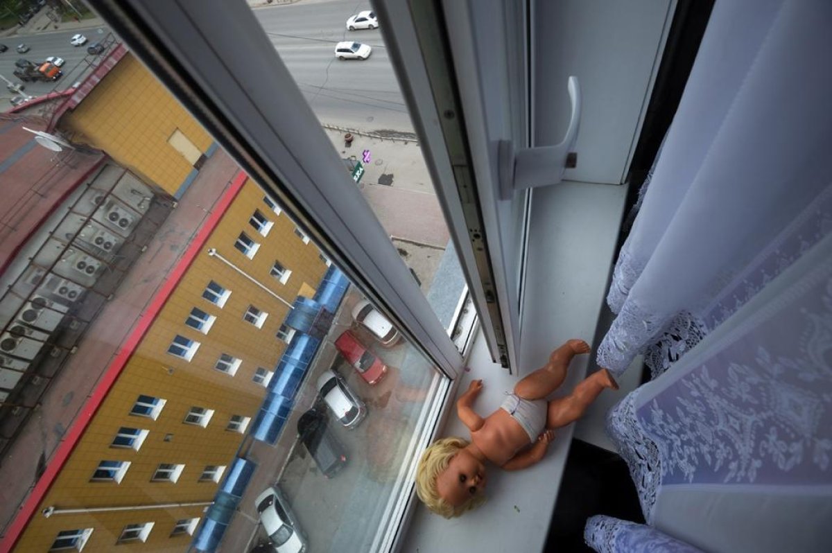 Трёхлетняя девочка из Костаная выпала с третьего этажа и выжила