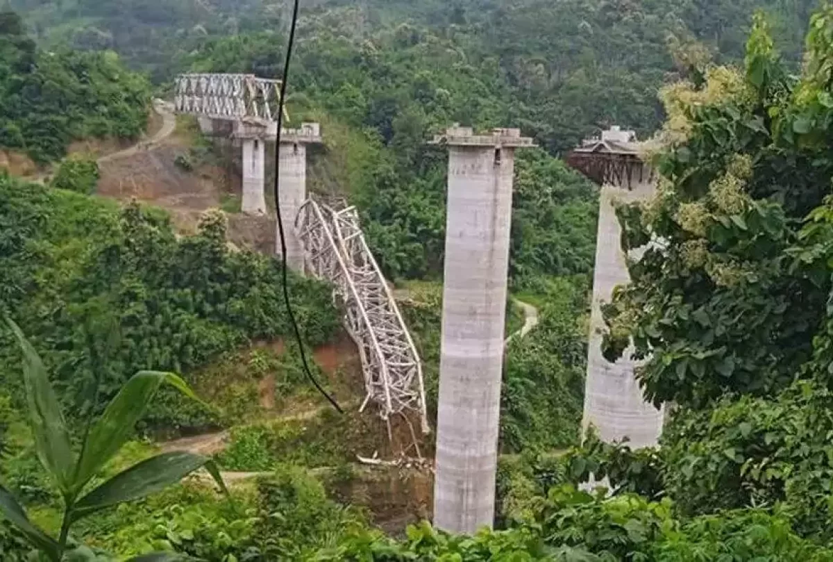 Үндістанда теміржол көпірі опырылып, 26 адам қаза тапты