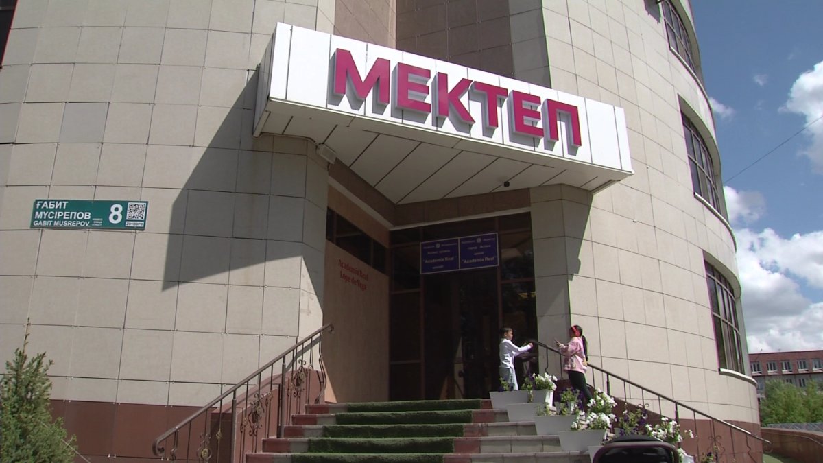 Как будут решать проблему трехсменных школ, рассказали в Министерстве образования