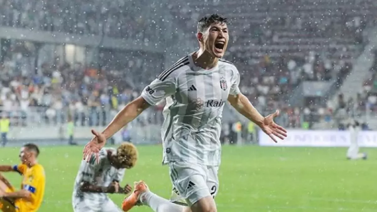 "Тарихи сәт": Бактиер Зайнутдинов "Бешикташ" сапындағы алғашқы ойынын өткізіп, жеңіс голын соқты