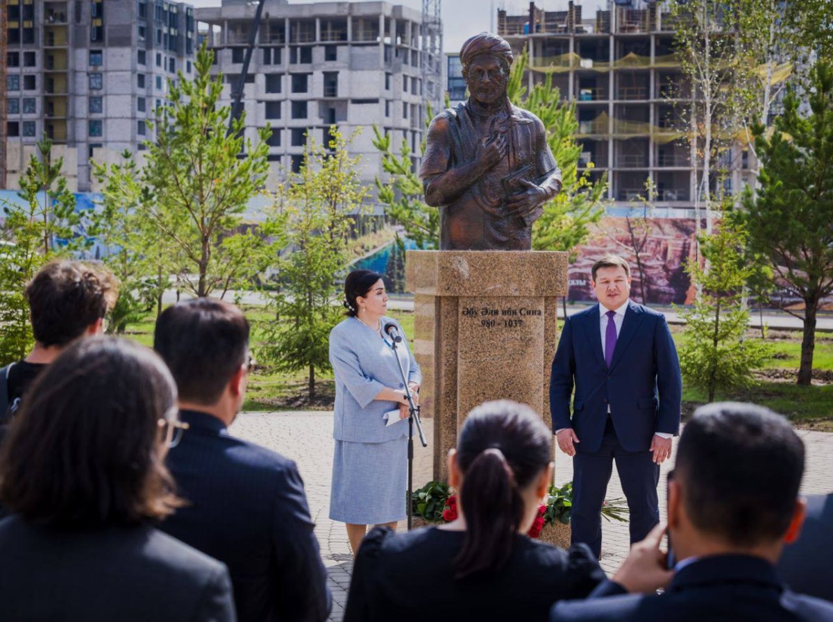 Бюст ученому и мыслителю Абу Али ибн Сине открыли в Астане