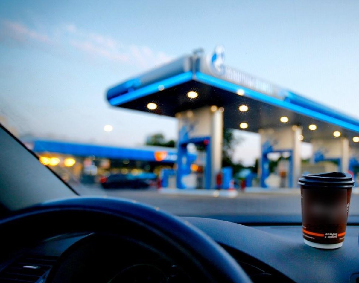 Пока сельчанин пил кофе, у него угнали авто с заправки Лисаковска