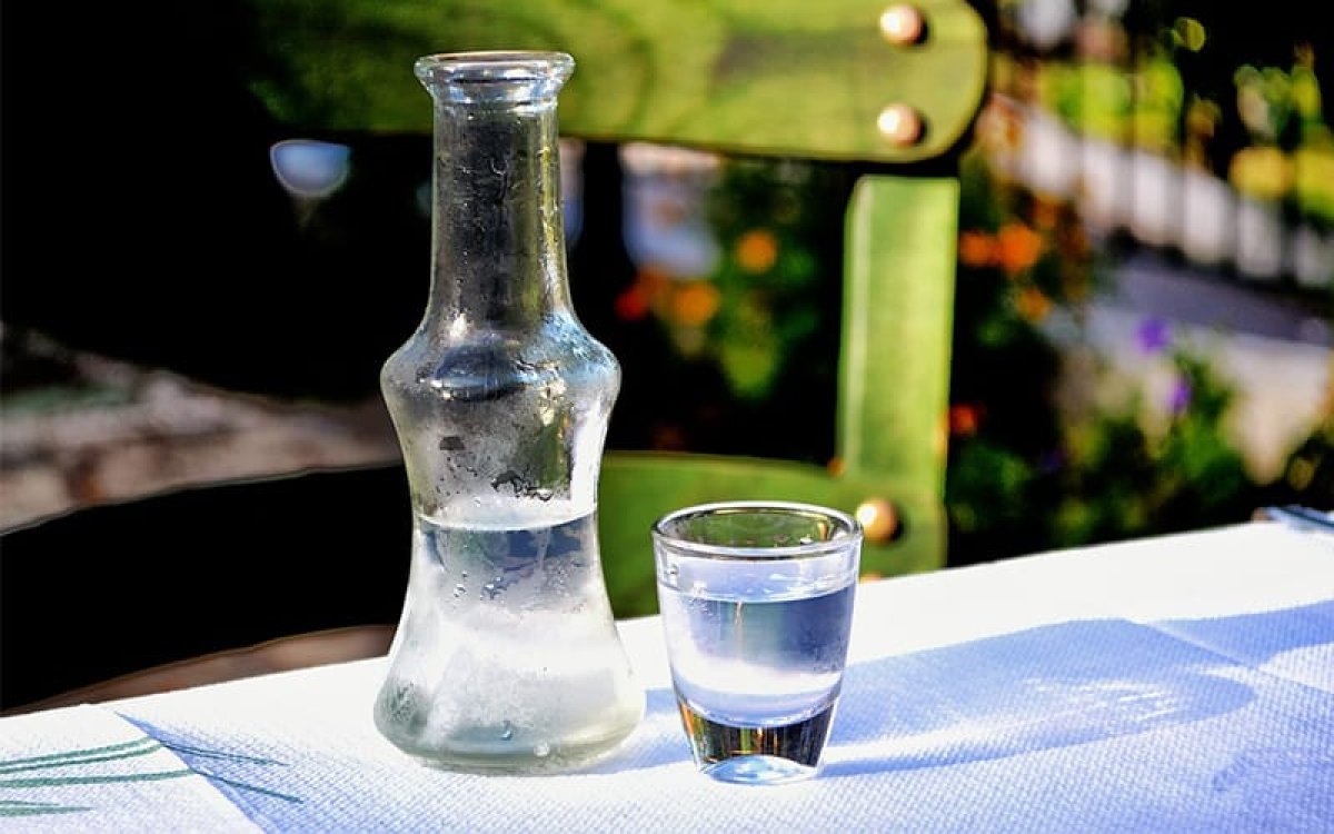 Водку под видом минералки пытались пронести в колонию ВКО