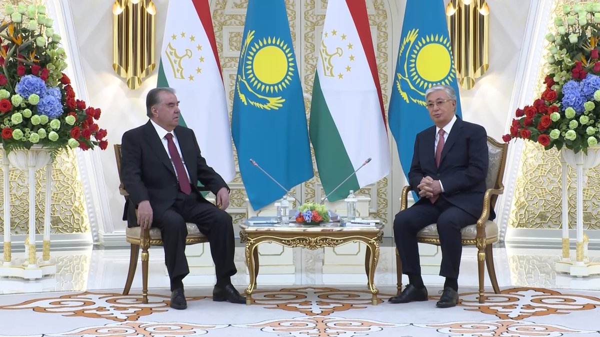Эмомали Рахмон прибыл в Казахстан с двухдневным визитом