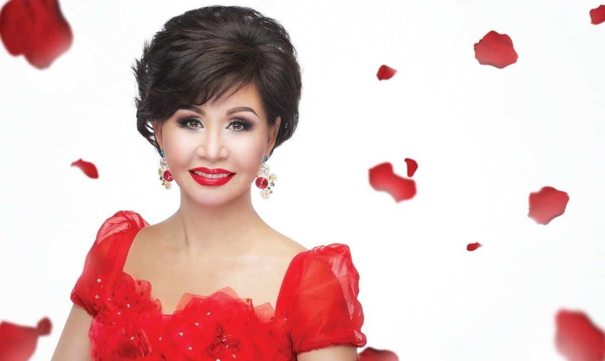 Алжапқыш тағып асханада жүрген Роза Рымбаеваның қарапайымдылығы көпшілікті сүйсінтті