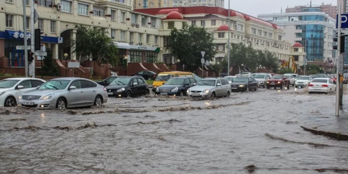 "Мне самому неудобно": Женис Касымбек извинился перед астанчанами за подтопленные улицы