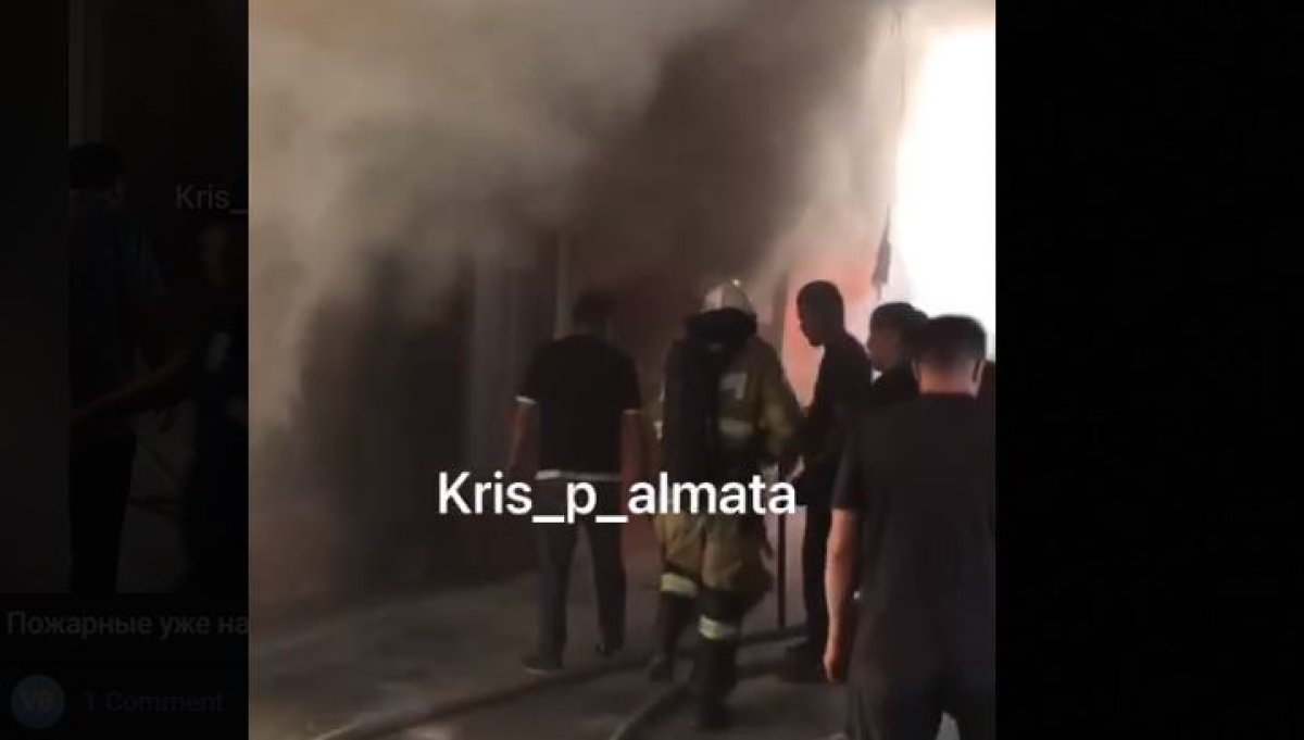 В Алматы горит "барахолка"