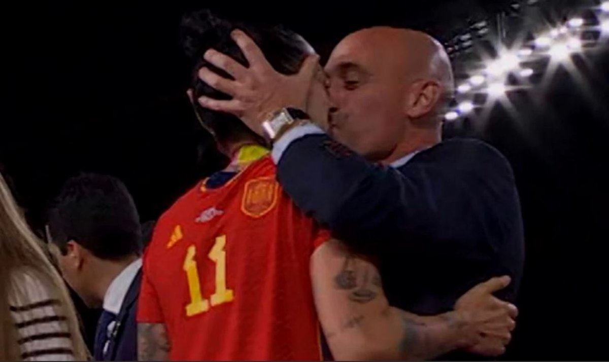 Футболистки Испании бастуют из-за поцелуя