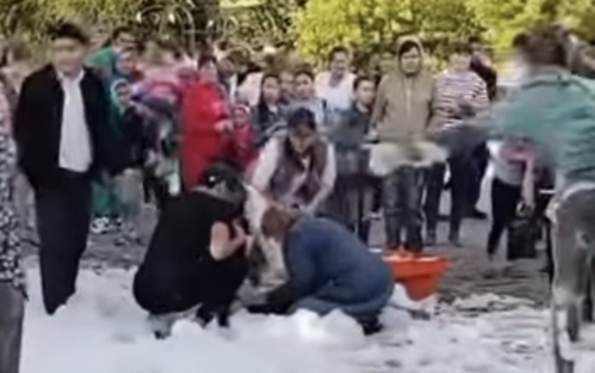 9-летнюю девочку ударило током во время пенной вечеринки в Костанайской области