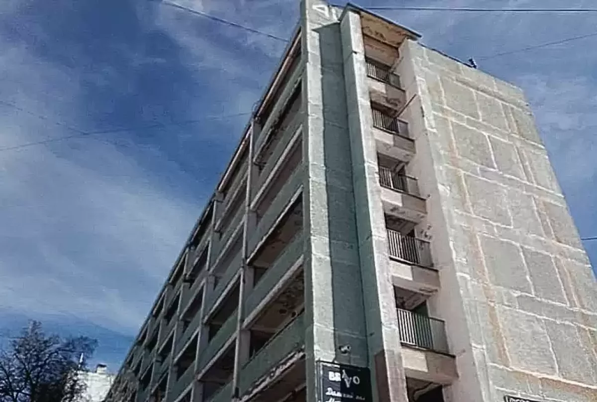 Ақтауда басына алтыншы қабаттан диван құлаған ер адам сегіз айдан кейін қайтыс болды