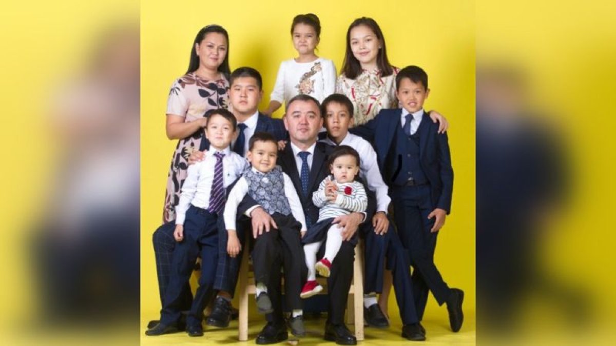 Многодетный аким района рассказал сколько потратил на сбор детей в школу