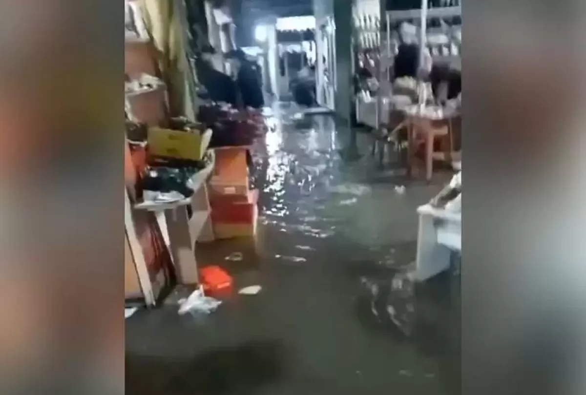 Шымкентте нөсер жауыннан кейін базар ішін су басты