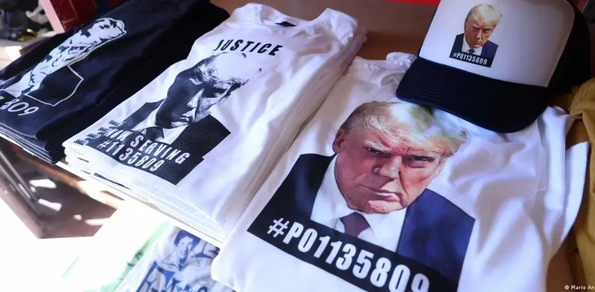 Трамп түрмедегі суретінен миллиондаған табыс тапты