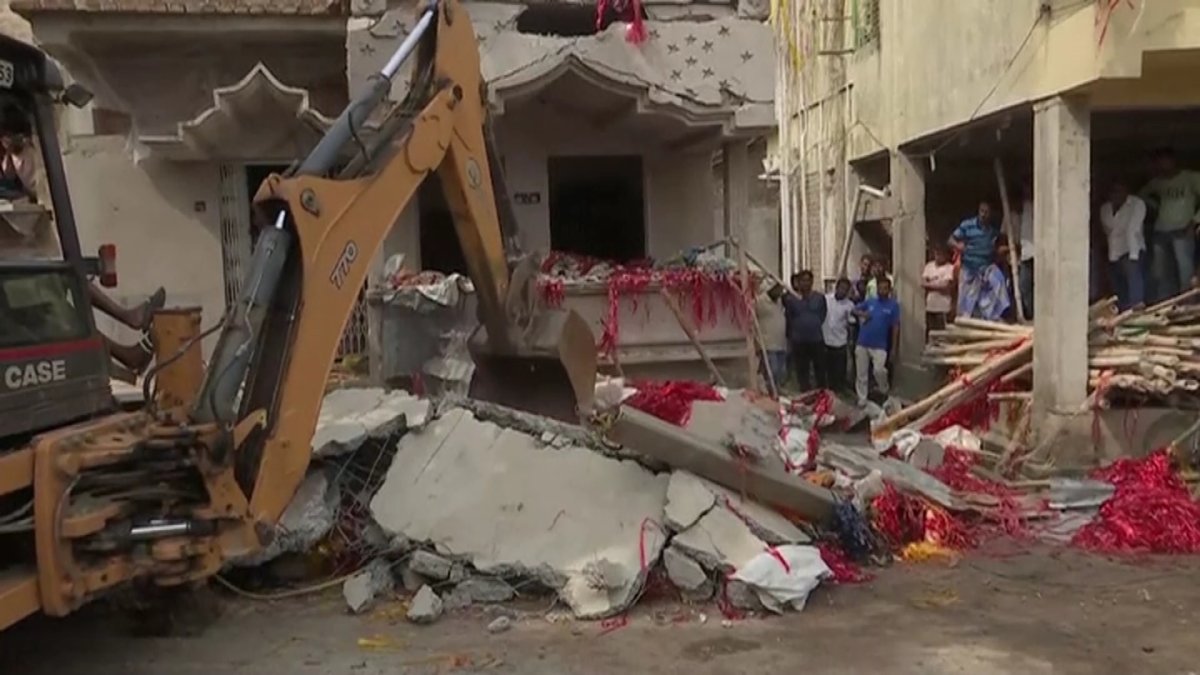 Семь человек погибли при взрыве на фабрике фейерверков в Индии