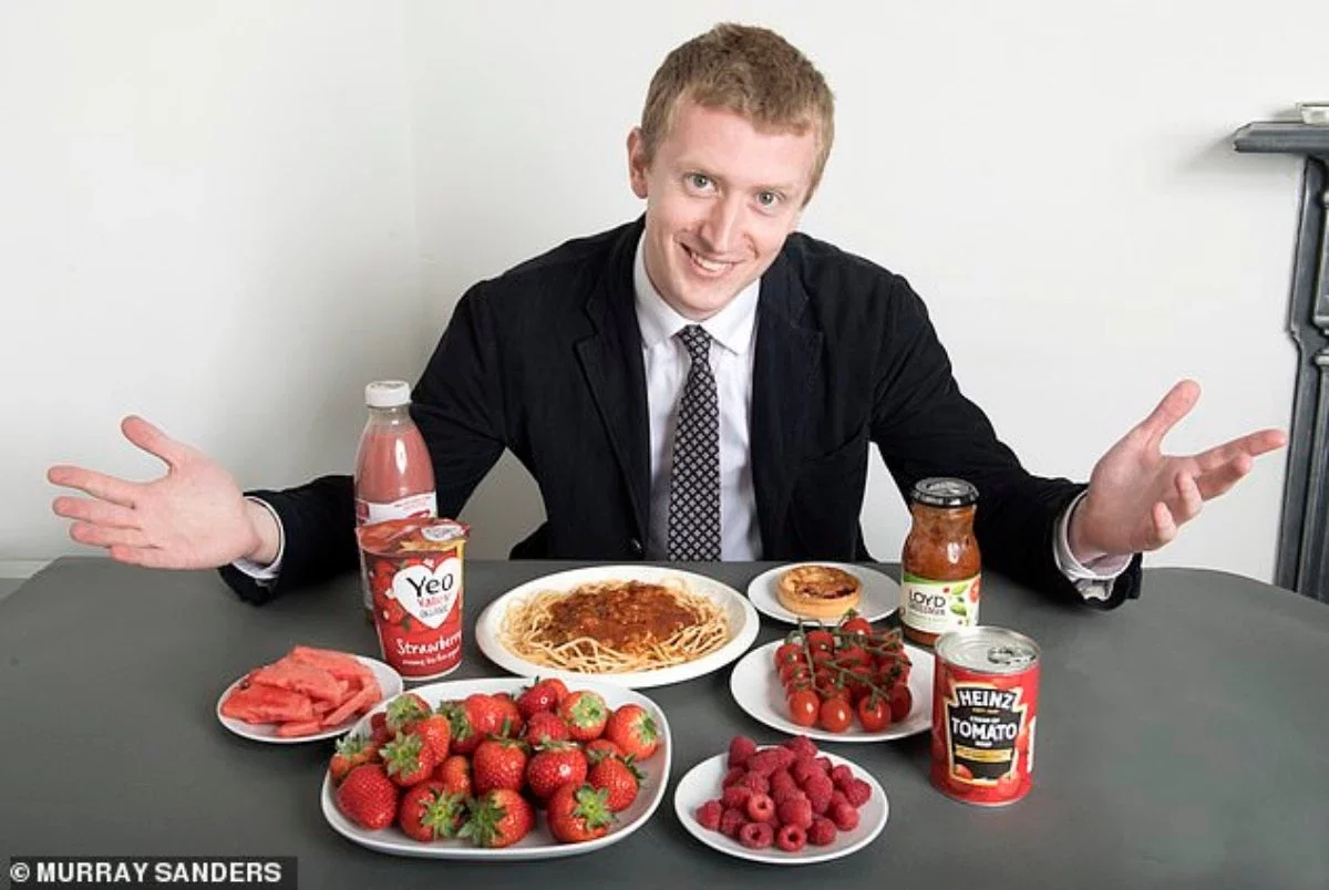 Жазушы оқыс оқиғаға байланысты 24 жыл бойы қызыл түсті тағамнан бас тартқан