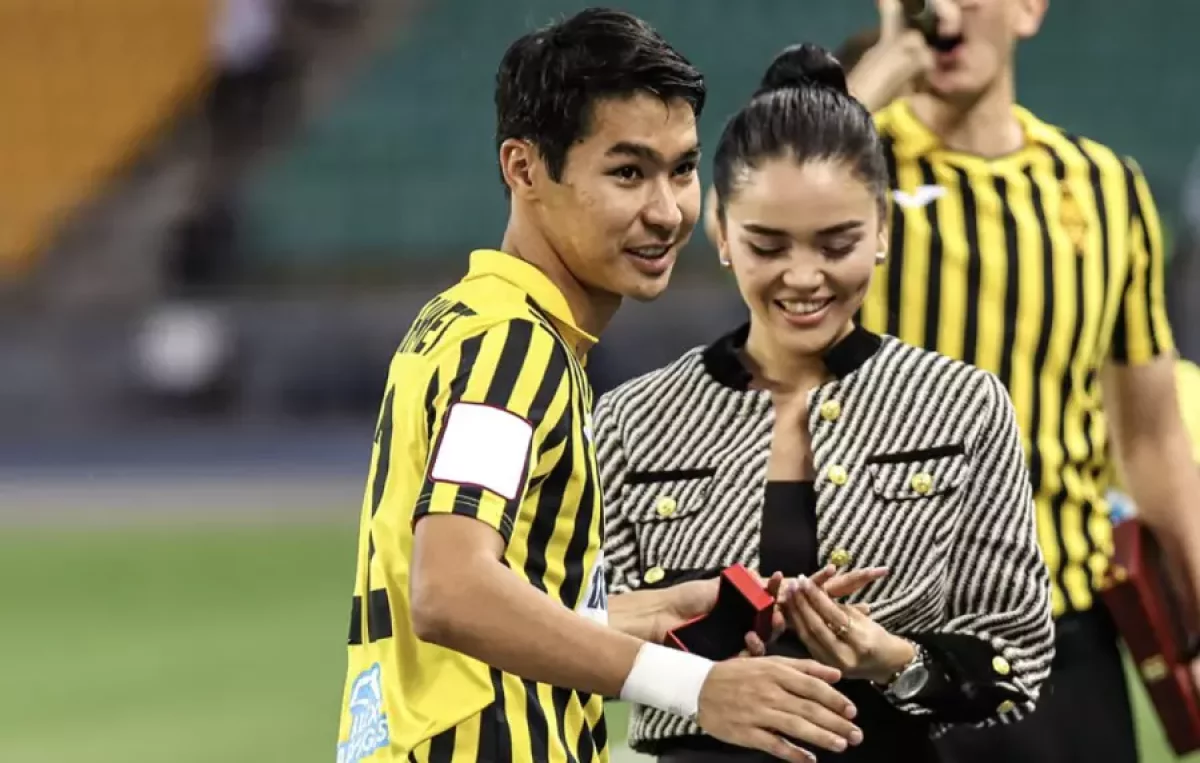 Қазақстандық футболшы матч басталар алдында сүйіктісіне ұсыныс жасады