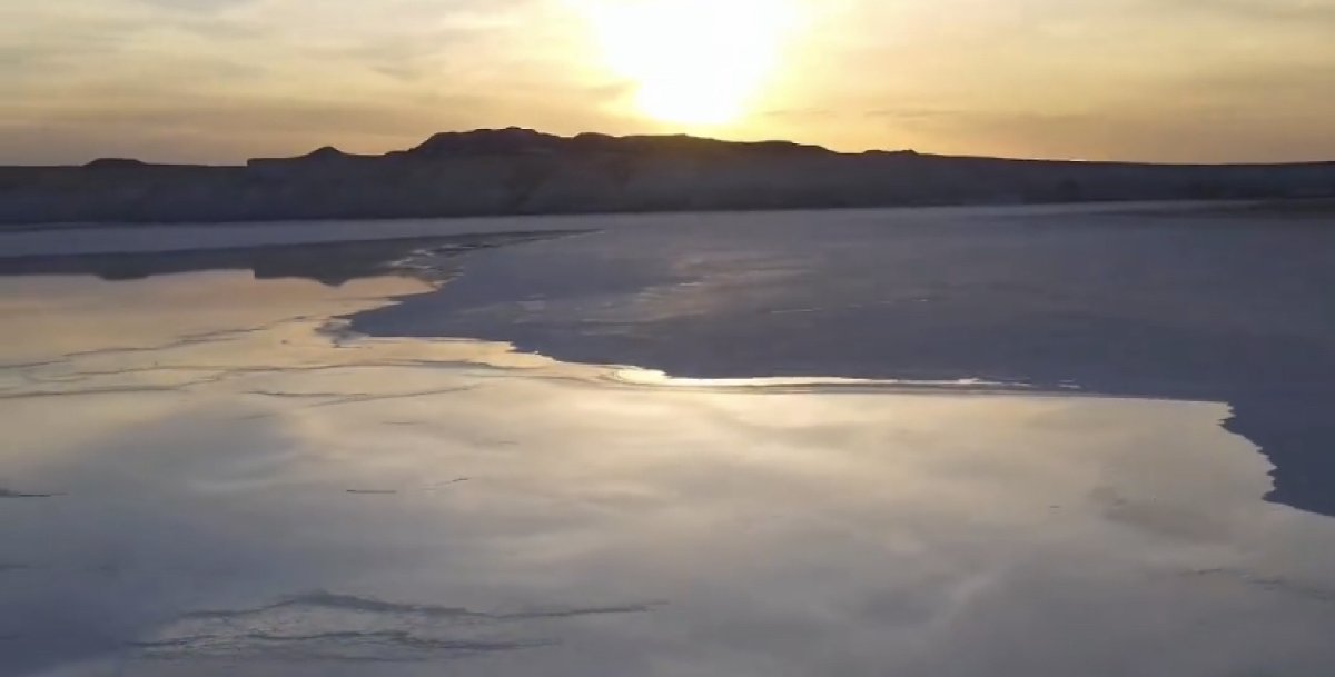 Гид из Мангистау показал вязкое озеро из соли и талых вод с холмов
