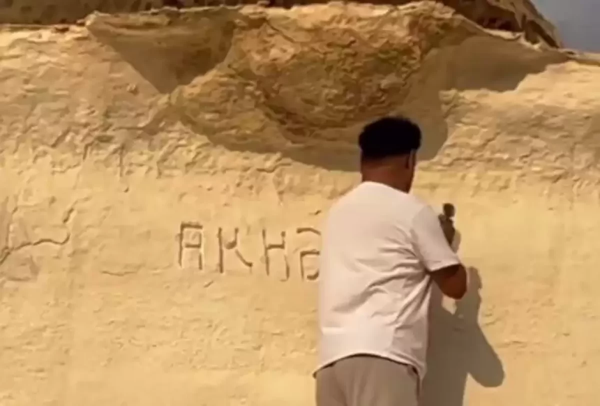 Ыбықты сайда тауға қашап жазу жазған мәдениет үйінің директоры қызметінен кетті