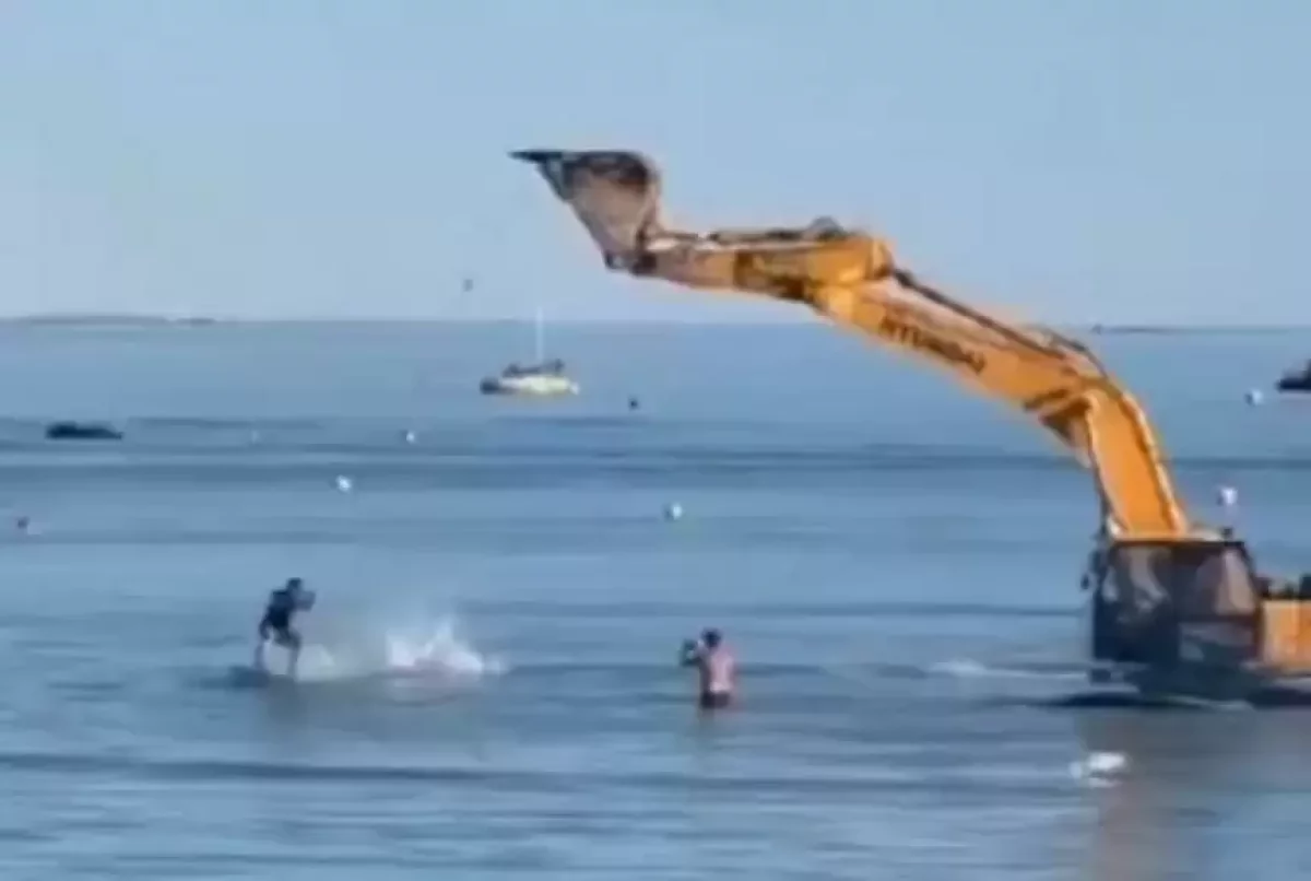 Ақтауда 29 жастағы жүргізуші экскаваторымен Каспий теңізіне кірген