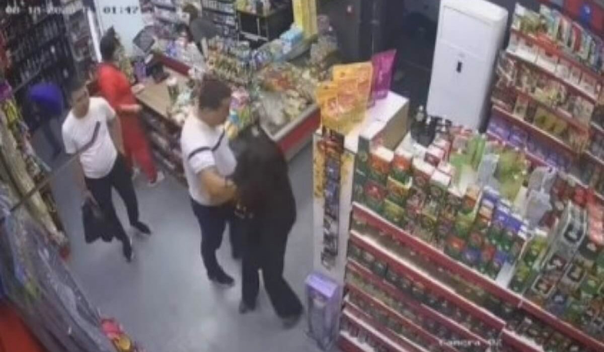 Схватил женщину за грудь в магазине Алматы: мужчину арестовали на 5 суток