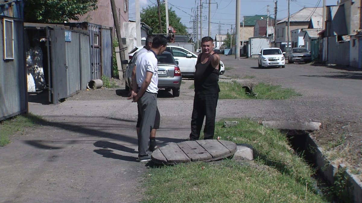 Астанчане массово жалуются на открытые канализационные колодцы