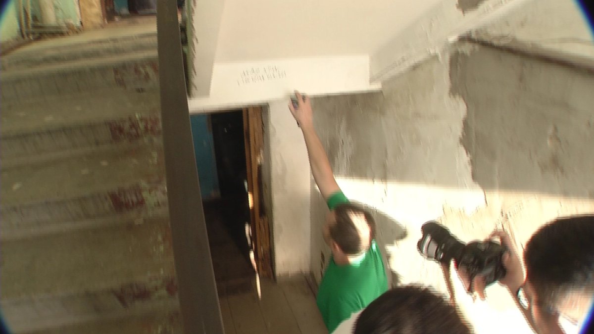 Активисты "Жастар Рухы" закрашивают рекламу наркотиков в жилых массивах страны