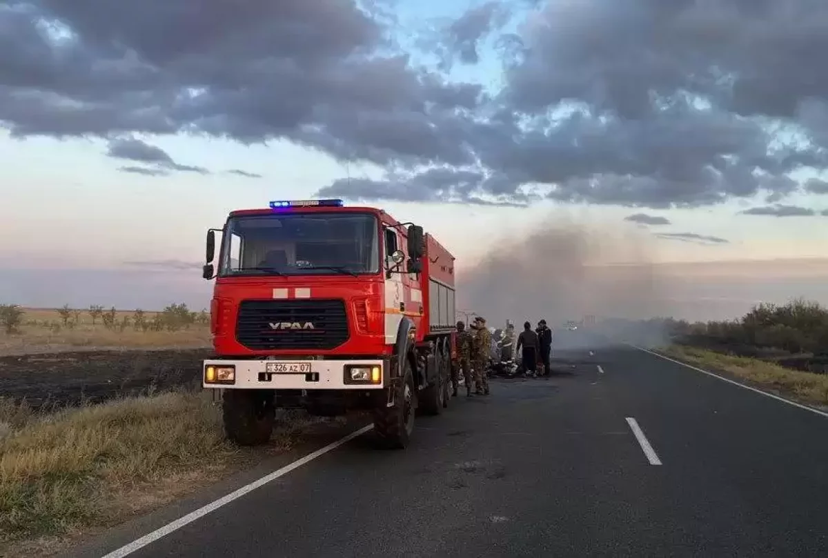 БҚО-да 20 тонна киім тиелген жүк көлігінің тіркемесі жанып кетті