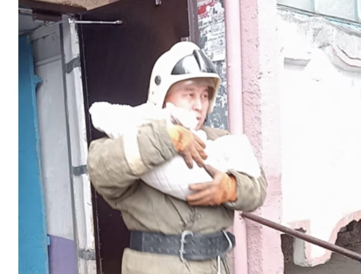 Новорожденного спасли из горящего дома в Костанае